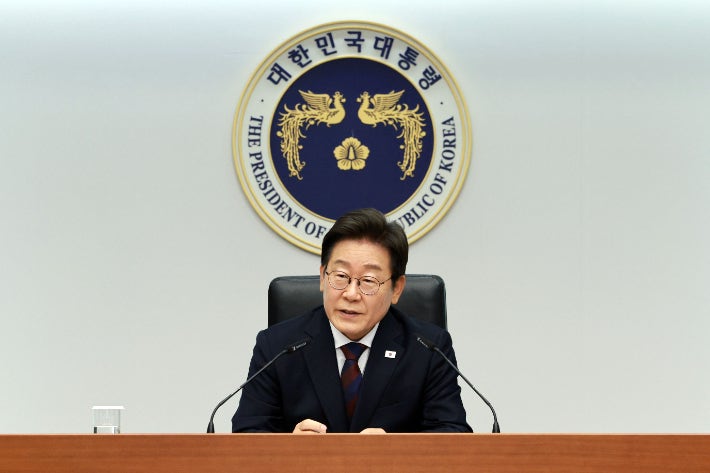 李<b>대통령 국정</b>지지도 65%…민주, 국힘에 '더블 스코어'[한국갤럽]