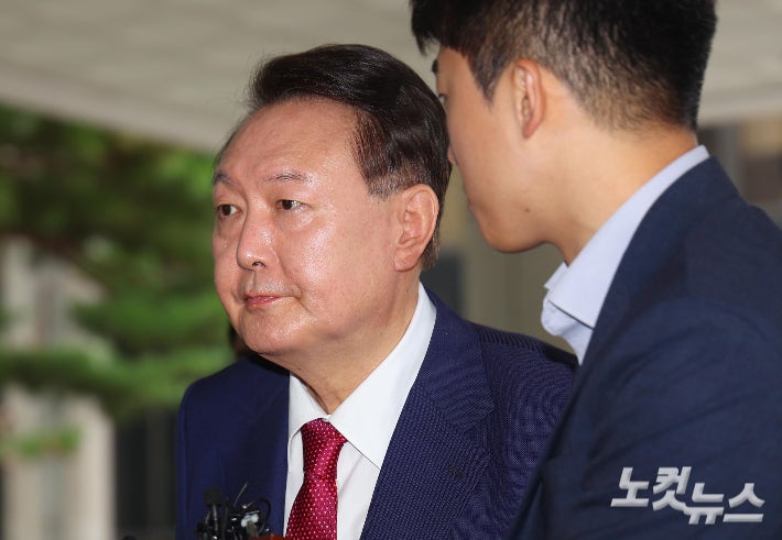 尹 <b>내란특검</b> 2차 출석…취재진 질문엔 묵묵부답