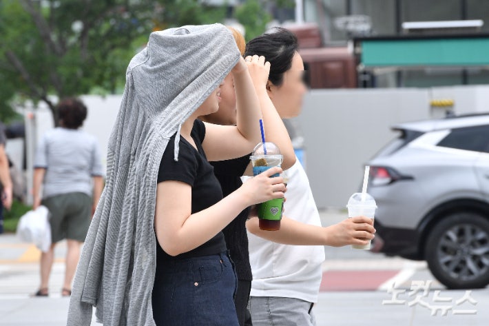 <b>서울</b>에 18일 빨리 찾아온 첫 <b>폭염경보</b>…체감온도 35도 육박