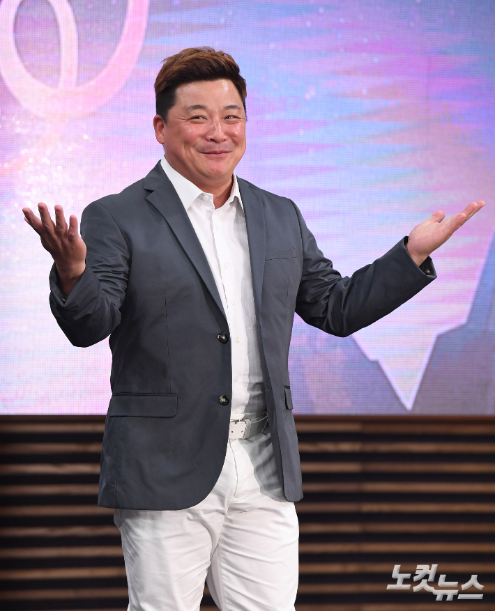 <b>윤정수</b> 12세 연하 <b>필라테스 강사</b>와 <b>결혼</b>…"대화 잘 통하는 사람"