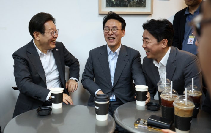 李<b>대통령</b>, 金총리와 직원식당 오찬…출입기자 <b>티타임</b>도