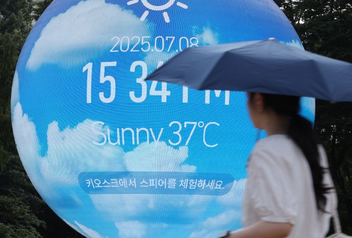 폭염 경보가 발효 중인 8일 서울 송파구 한 조형물에 현재 온도가 표시돼 있다. 연합뉴스