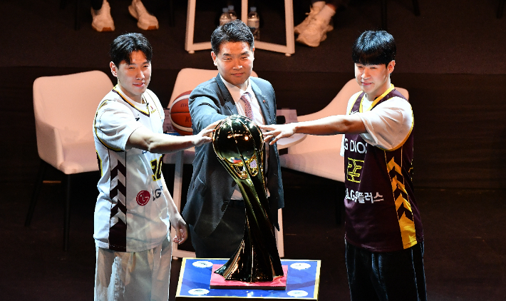 우승 여정에 함께 못한 <b>두경민</b>·<b>전성현</b>, <b>연봉 조정</b>서 나란히 LG에 승리