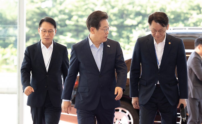 李<b>대통령 국정</b>지지도 TK∙PK서도 55%…60대 59%[한국갤럽]