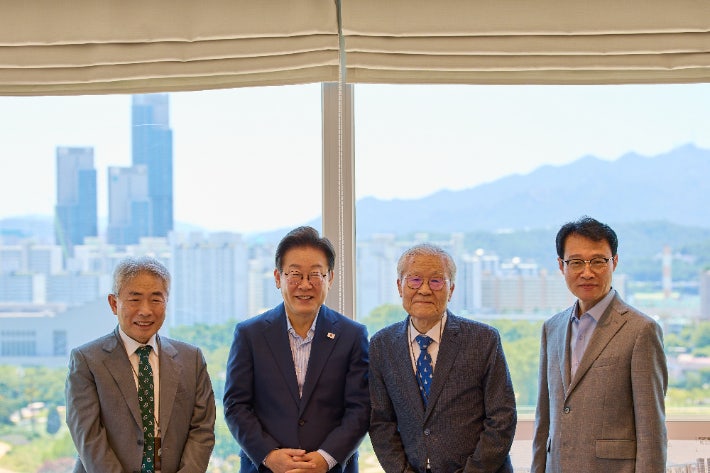 李<b>대통령</b>, 원로 언론인 조갑제∙정규재와 오찬