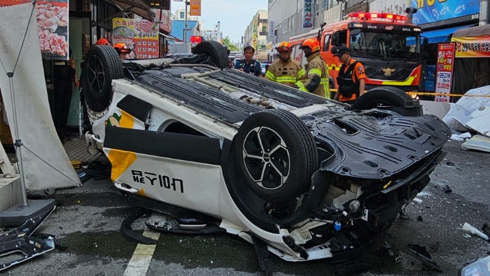 <b>주차타워</b> 4층 외벽 뚫고 <b>택시 추락</b>…60대 운전자 부상