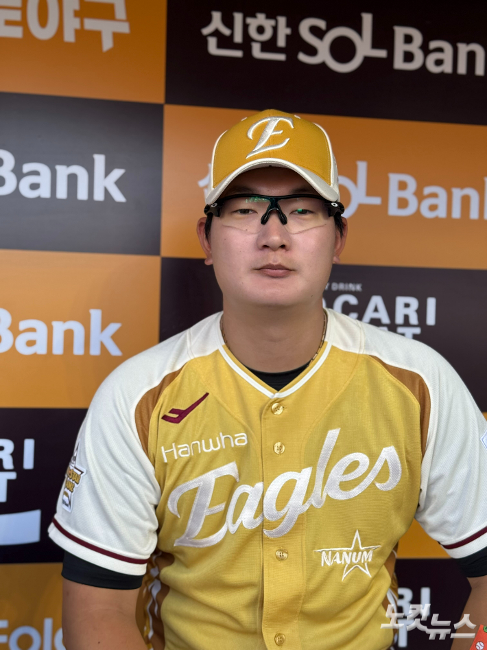 1등 <b>한화</b>의 주역, 팬 투표 1위에도…<b>김서현</b> "아직 부족하다, 계속 잘 막...