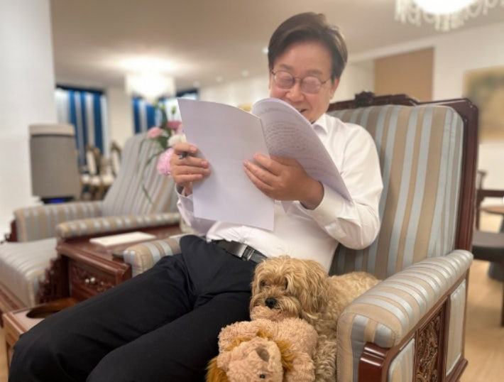 李<b>대통령</b>, <b>반려견</b> '<b>바비</b>' 소개…"생명존중 사회 위해 노력"