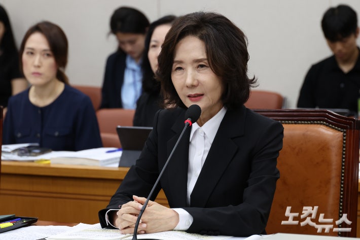 與조차 "사과하라" <b>이진숙</b> "사죄"…'<b>논문</b> <b>의혹</b>'은 적극 해명