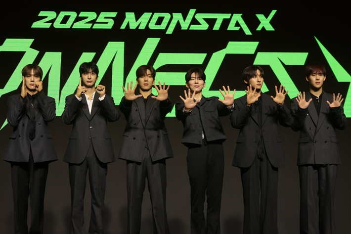 '<b>10주년</b>' <b>몬스타엑스</b>, <b>컴백</b> 깜짝 발표…"저희 9월에 나옵니다"[현장EN:]