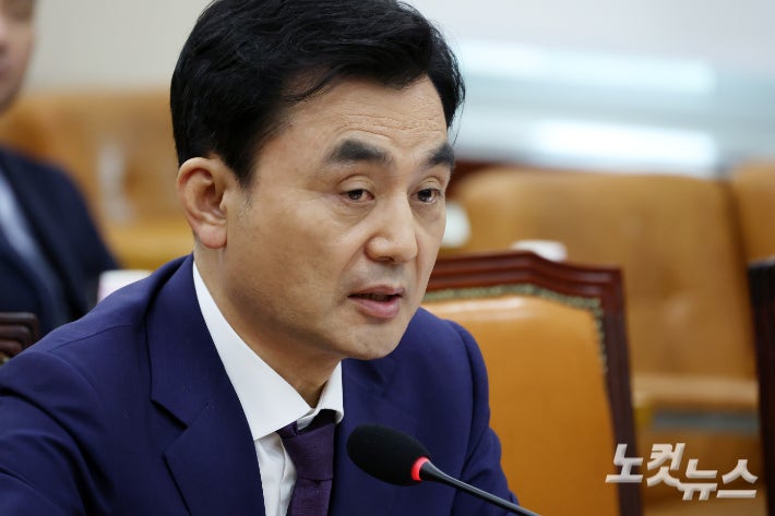 안규백 국방부 장관 후보자가 15일 서울 여의도 국회에서 열린 국방위원회 인사청문회에서 의원 질의에 답변을 하고 있다. 윤창원 기자