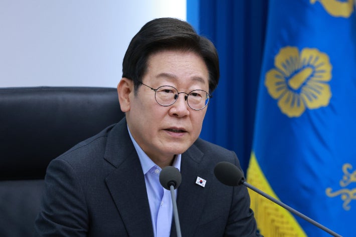 李대통령, <b>정동영</b>∙안규백∙권오을 <b>장관 임명</b>안 재가