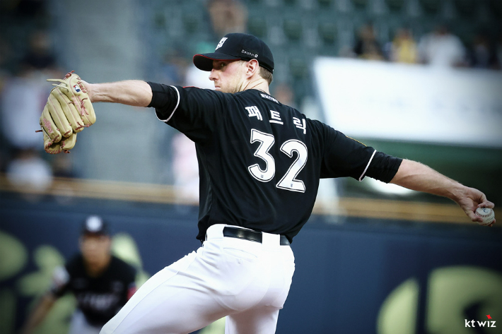 'LG 맹추격에 위기' <b>한화</b>, 1위 수성? <b>문동주</b> 어깨에 달렸다…kt 새 외인...