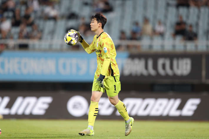 '눈부신 반사신경' <b>수원</b> 삼성 <b>김민준</b>, K리그2 23라운드 MVP