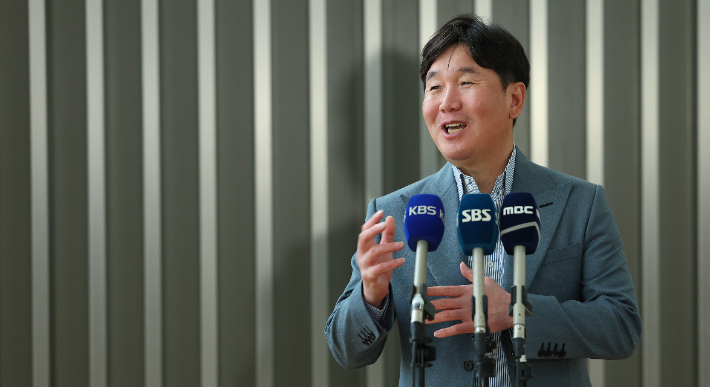 韓, <b>WBC</b> 1R 탈락 끊을까… <b>류지현</b> <b>감독</b>, 美 출국 '대만 투수 집중 점검'