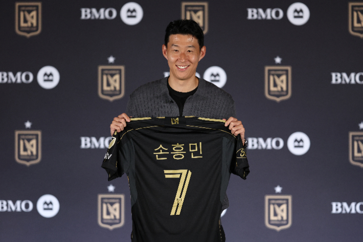 '라커룸서 충돌' <b>요리스</b>와 재회 앞둔 <b>손흥민</b> "다시 나의 캡틴"