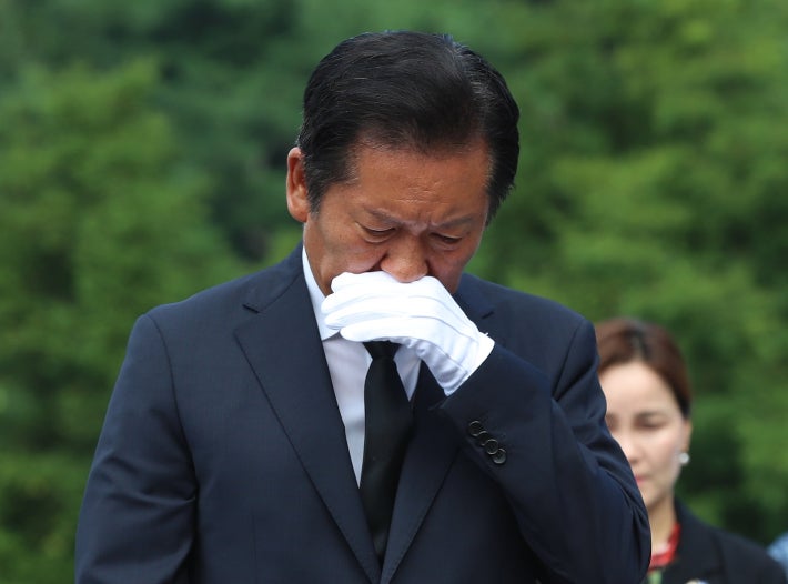 <b>정청래</b>, 노무현 묘역서 울컥…이춘석 파문 속 '지지층 호흡'