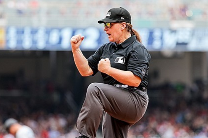 <b>MLB</b> 150년 역사 최초 女 <b>심판</b> 탄생…<b>파월</b> <b>심판</b>, 1루심 수행 "꿈만 같다"