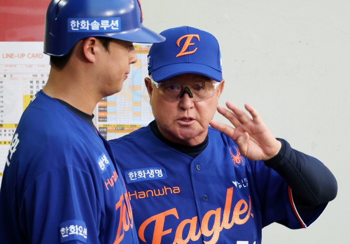 폰세 15연승, 김경문 감독 1000승, 분위기 반전까지…<b>한화</b>, 많은 게 걸린...