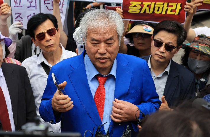 5일 서울 성북구 사랑제일교회에서 나온 전광훈 목사가 발언하고 있다. 연합뉴스