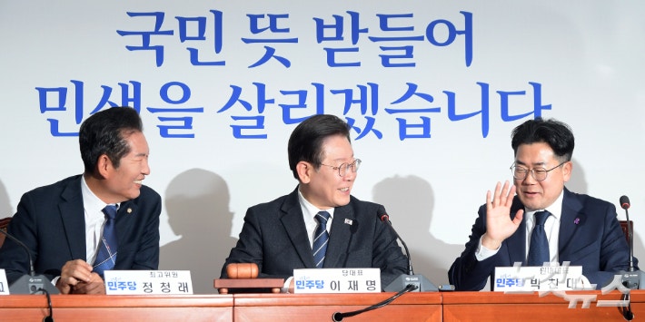 李<b>대통령</b>, <b>정청래</b>·<b>박찬대</b>와 비공개 <b>만찬</b>…단합 당부할 듯