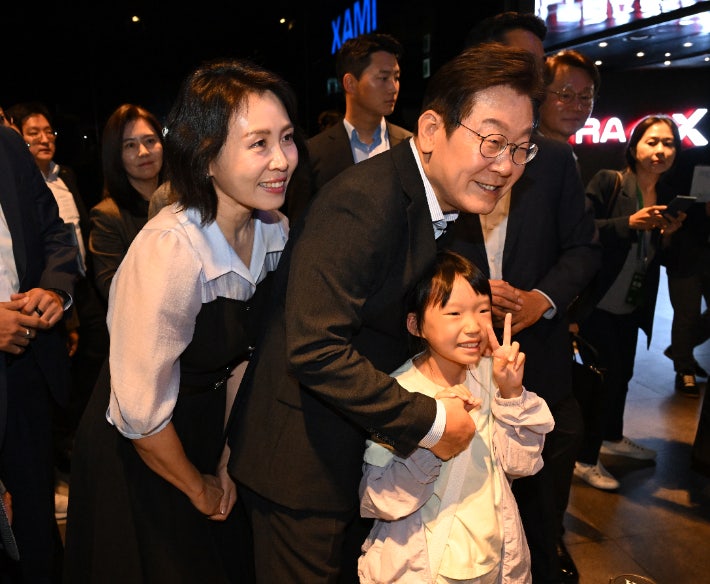 李<b>대통령</b> 부부, 영화 '<b>독립군</b>' 관람…<b>시민</b> 119명 초청