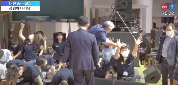 학생들을 쓰다듬고 있는 사랑제일교회 전광훈 목사. 유튜브 'LJ아카데미' 캡처