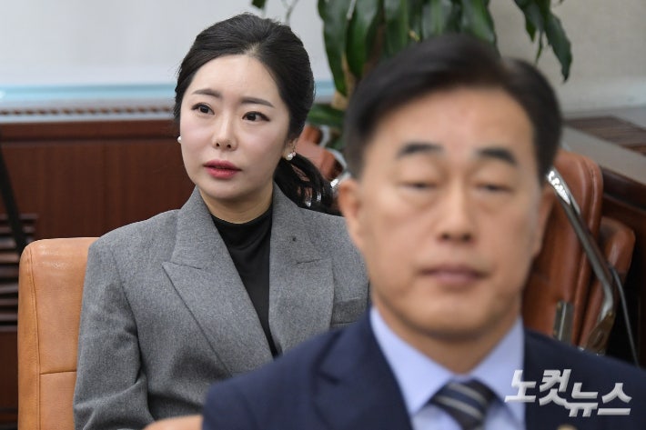 <b>특검</b>, 노상원 단골 무속인 '비단아씨' 소환…<b>장호진</b> 전 특보도 불러