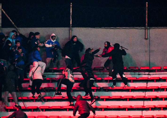 '전쟁터 된 <b>축구</b>장' 남미 관중 집단 <b>난투극</b>… 대통령·FIFA 회장까지 성...