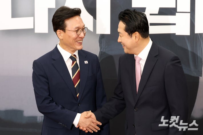 김민석 국무총리가 1일 서울 여의도 국회에서 국민의힘을 찾아 장동혁 대표와 인사를 하고 있다. 윤창원 기자