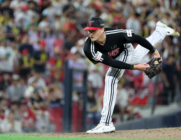 LG 톨허스트, 한국 오자마자 <b>8월 MVP</b> 후보…<b>유영찬</b>·송성문 등과 경쟁