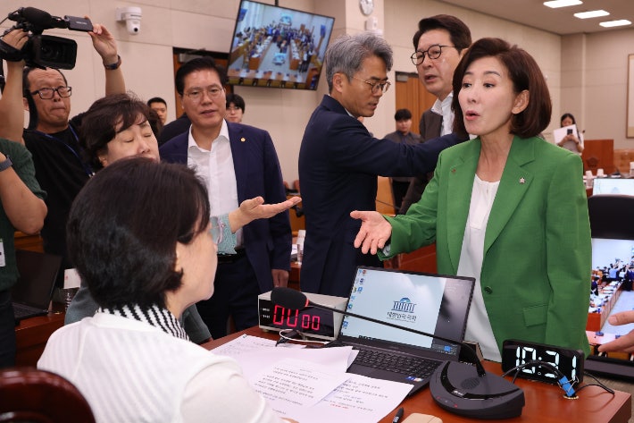 민주 "<b>나경원 법사위</b> 간사 불가, 철회하라"…첫날부터 충돌[영상]