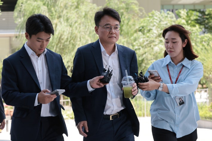 '<b>나토 목걸이</b>' 공여 서희건설 회장 이어 사위도 특검 출석