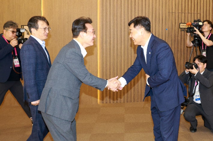 취임 후 첫 <b>새만금</b> 방문한 김 총리 <b>재생에너지 허브</b> 구축 점검