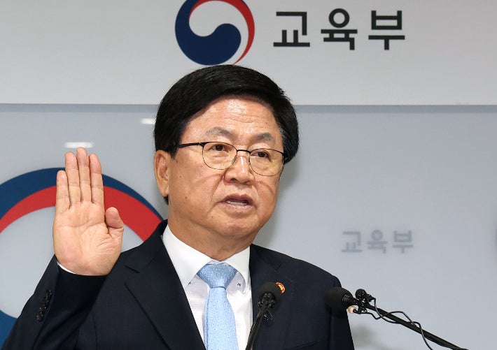 교육부 장관, 취임 첫 행보 <b>고교학점제</b> 학교 방문…"개선방안 마련"