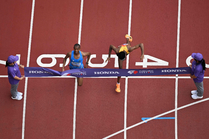 '42km 달려 <b>0.03초</b> 차' 세계선수 <b>마라톤</b>, 100m 보다 치열