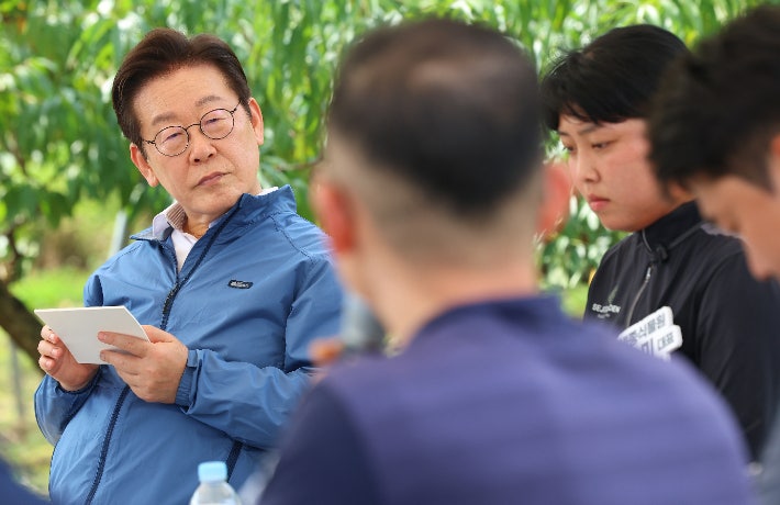 <b>청년 농업인</b> 만난 李 "농촌 새로운 희망…<b>지원</b> 늘릴 때"