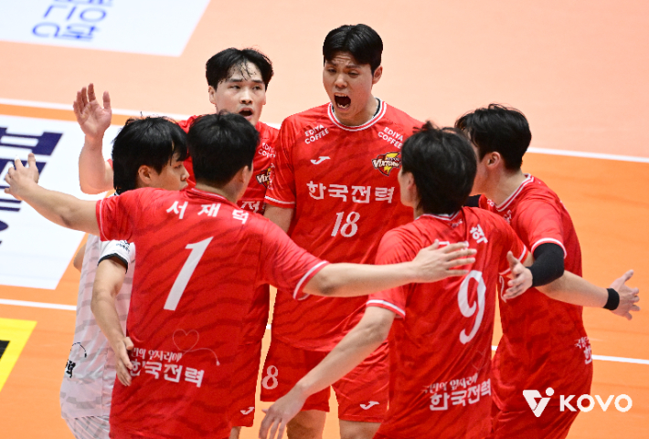 '단 1승으로 <b>준결승 진출</b>' <b>한국전력</b>, <b>컵대회</b>서 우리카드 3-0 완파