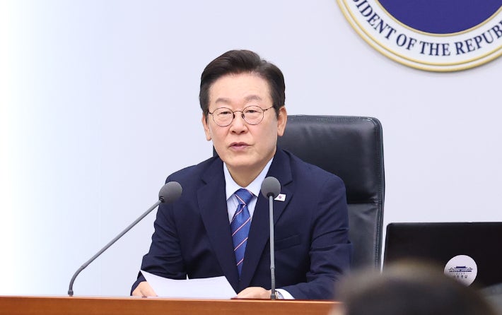 李<b>대통령</b> "상대 호응 없어도 낙담 안해, 남북 적대시대 끝내야"