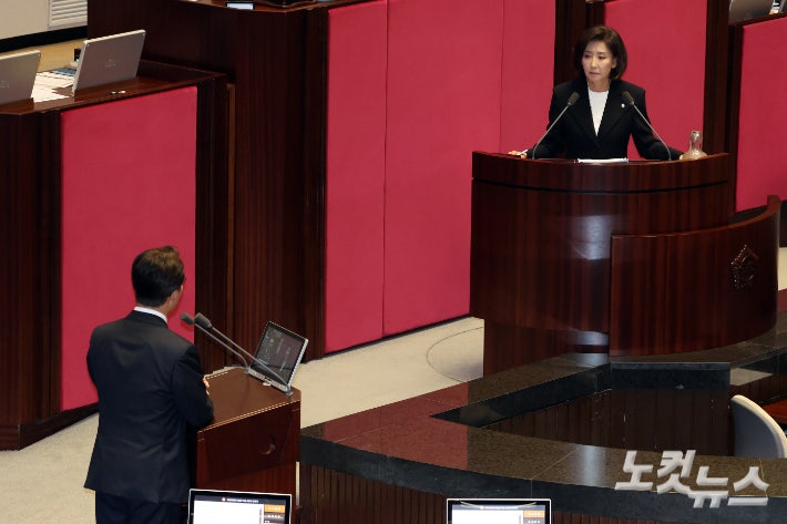 <b>나경원</b> "헌법 공부하라"…金총리 "의원님이 민주주의를?"(종합)