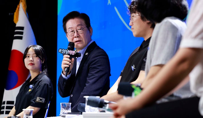 李대통령 "<b>청년</b>은 <b>피해</b> 계층…기성<b>세대</b>, 제 책임 제일 커"
