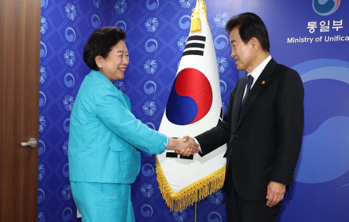 정동영, 현정은 회장 만나 "원산·<b>금강산</b> <b>연계</b><b>관광</b> 빨리 오기를"