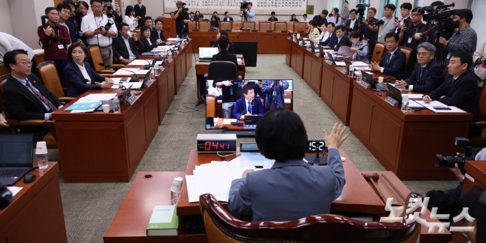 '검찰청 폐지' <b>정부조직법</b> 법사위 통과…내일 <b>본회의</b> 상정