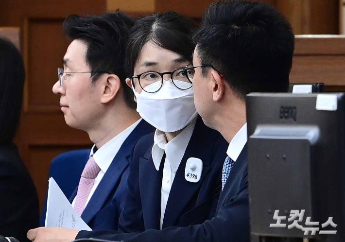 도이치모터스 주가조작과 명태균 공천개입, 통일교 청탁·뇌물 수수 의혹 혐의 등으로 구속기소 된 윤석열 전 대통령의 부인 김건희씨가 24일 오후 서울 서초구 서울중앙지방법원에서 열린 첫 재판에 출석하고 있다. 사진공동