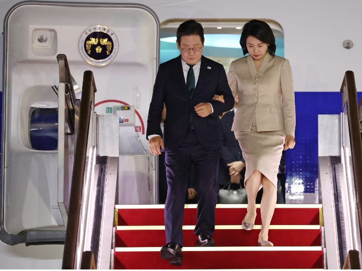 李<b>대통령</b>, <b>뉴욕</b>순방 마치고 <b>귀국</b>…외교성과 딛고 APEC 준비
