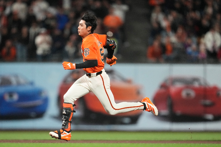 <b>이정후</b>, 시즌 12번째 <b>3루타</b> 포함 3안타 활약…수비에선 '아차 실수'