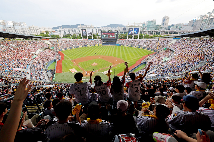<b>프로야구</b> 출범 44년 만에 새 역사…<b>1200만 관중</b> 시대 열었다