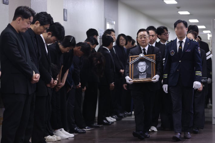 '개그계 대부' <b>전유성</b> <b>영면</b>…'개그콘서트' 무대서 마지막 인사