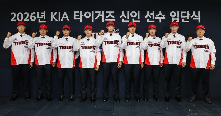 <b>KIA</b>, 2라운더 <b>김현수</b>와 1.3억에 <b>계약</b>…내년 신인 9명 <b>계약</b> 마무리