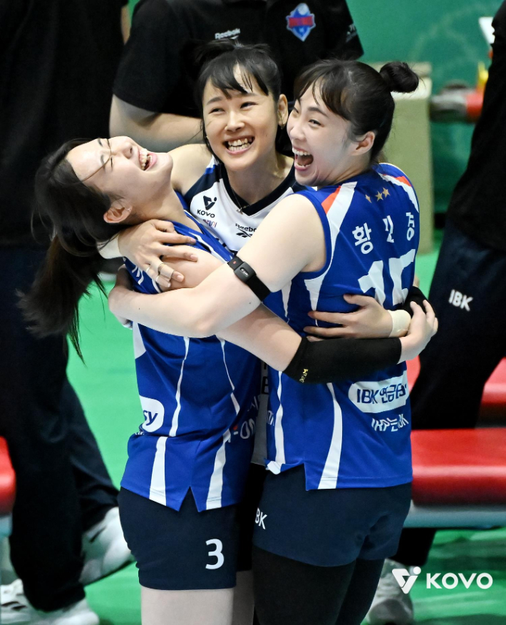 女 배구 <b>기업은행</b>, 9년 만에 <b>컵대회 우승</b>…육서영, 대회 MVP 영광